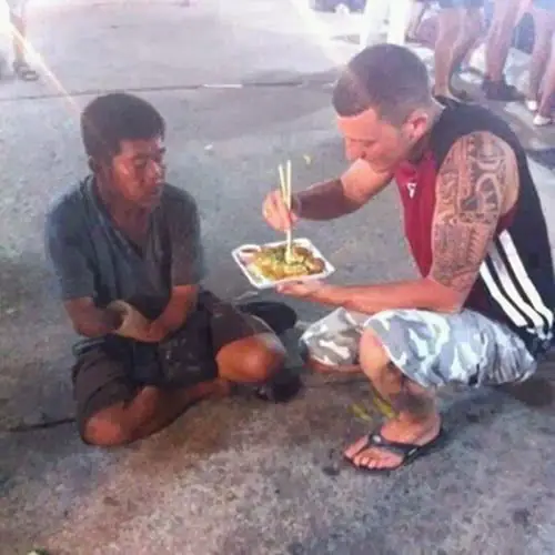 When this man brought a homeless guy with no arm Japanese food and fed him.