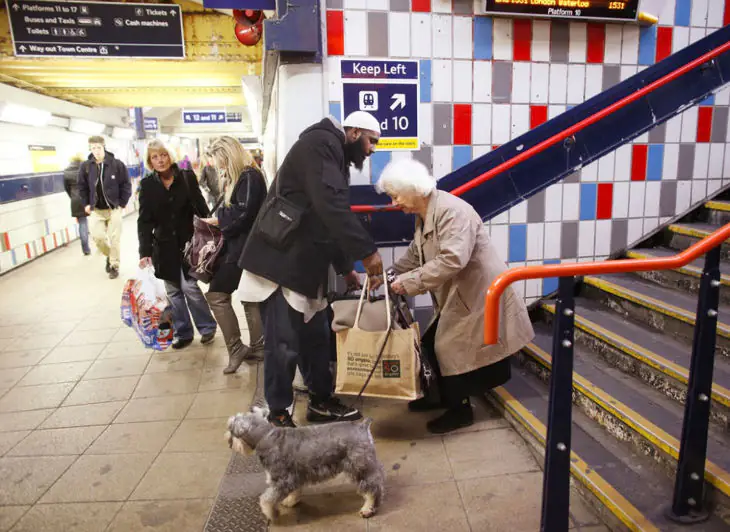 When this man stopped what he was doing to help an elderly woman with her bags