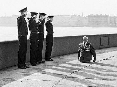 When this man who lost his legs in battle was saluted by 4 soldiers