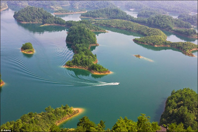 There is a chain of over 1,078 man-made large islands and a few thousand smaller ones at Qiandao Lake.