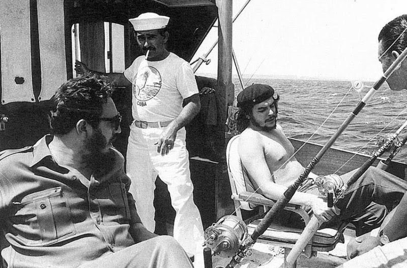 Fidel Castro and Che Guevara fishing in 1960 