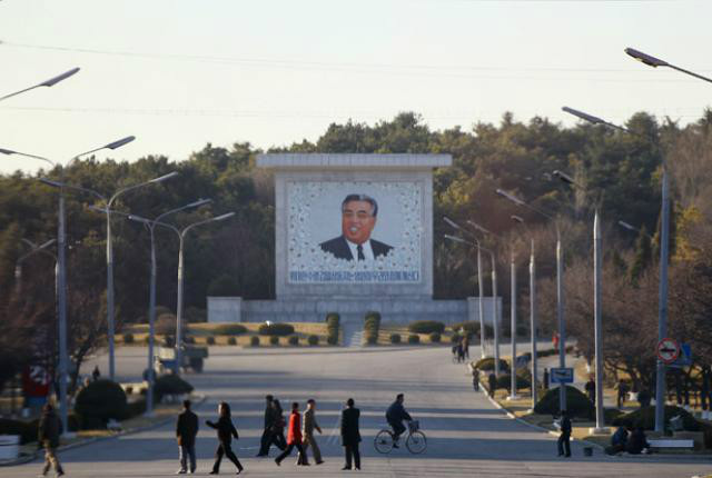 kim il-sung monument