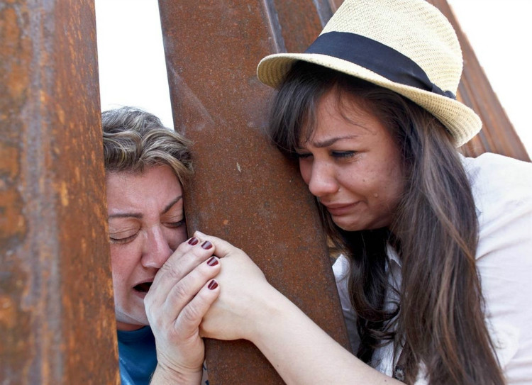 Arizona mother and daughter at the border