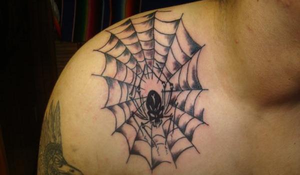 shoulder spider web -tattoo