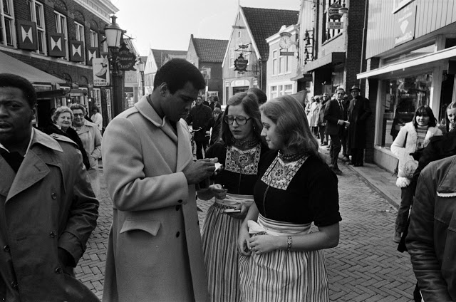 Muhammad Ali signing autographs for Volendam girls