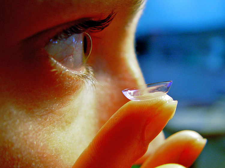 Color-Changing Contact Lenses for Monitoring Glucose Levels