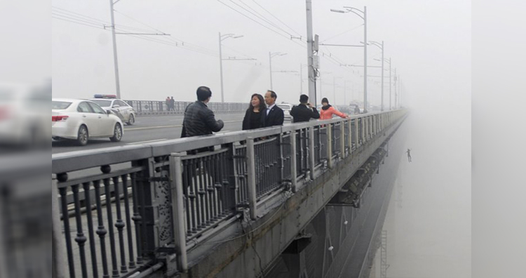 Man committing suicide while a photographer was taking snaps of air pollution on the Wuhan Yangtze River Bridge