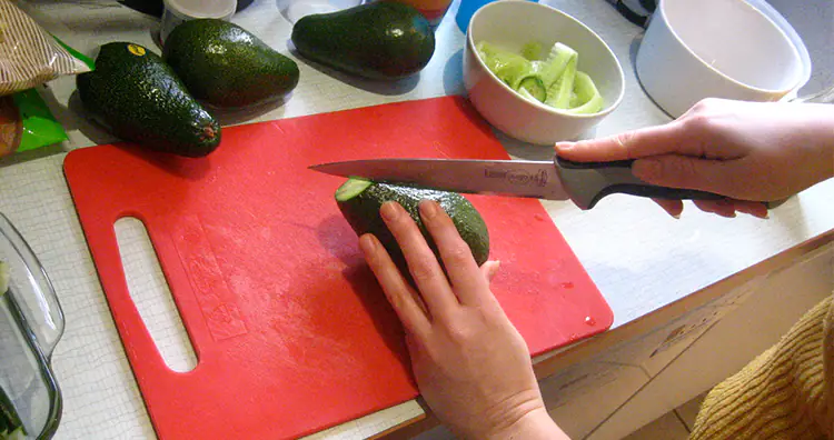 Slicing avocado