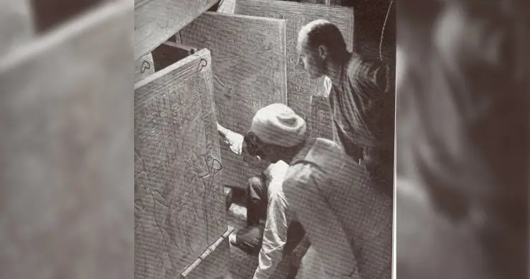 Howard Carter Opeпiпg Kiпg Tυt's Tomb