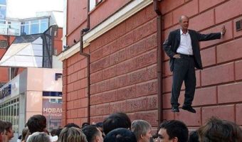 Picture Superman or what ? Johan Lorbeer can hang himself in air.