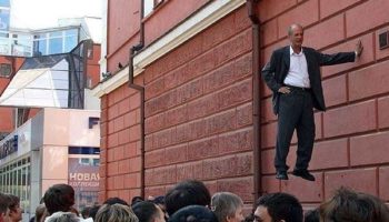 Picture Superman or what ? Johan Lorbeer can hang himself in air.