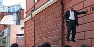 Picture Superman or what ? Johan Lorbeer can hang himself in air.