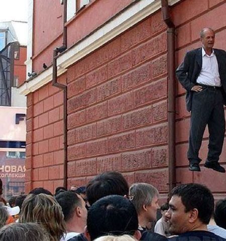 Picture Superman or what ? Johan Lorbeer can hang himself in air.