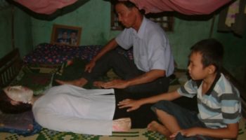 Picture Vietnamese Man Slept Next To Dead Wife for 5 Years
