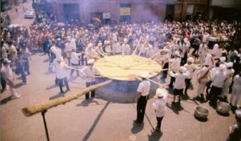 Picture World’s Largest Omelette Of 110,000 Eggs.