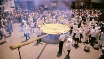 Picture World’s Largest Omelette Of 110,000 Eggs.