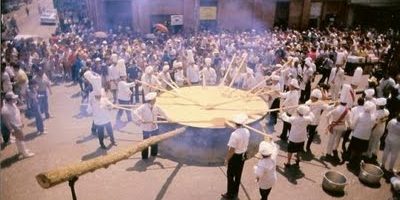 Picture World’s Largest Omelette Of 110,000 Eggs.