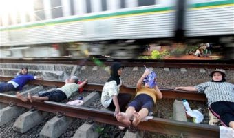 Picture ‘Railway Track Therapy’ The New Health Mania among Indonesians.