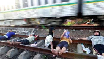 Picture ‘Railway Track Therapy’ The New Health Mania among Indonesians.