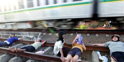 Picture ‘Railway Track Therapy’ The New Health Mania among Indonesians.