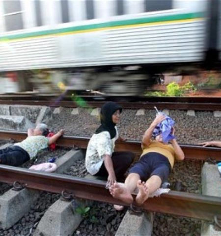 Picture ‘Railway Track Therapy’ The New Health Mania among Indonesians.