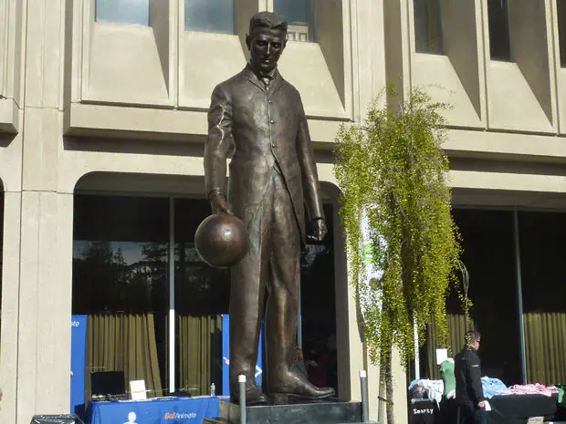 Nikola Tesla statue