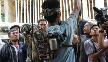 Picture Indonesian Man Uses Scrap Metal to Create a ‘Robotic Arm’ to Use His Paralysed Left Arm