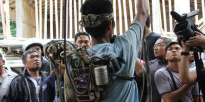 Picture Indonesian Man Uses Scrap Metal to Create a ‘Robotic Arm’ to Use His Paralysed Left Arm