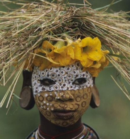 Picture These Ethiopian Tribal fashion accessories which are made up with flowers, leaves and grass will make you fall in love with Mother Nature