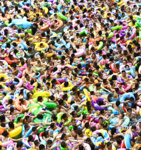 Picture The World’s Most Packed Swimming Pool the “Dead Sea of China” Can Accommodate Over 10,000 People