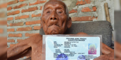 Picture An Indonesian Man, Whose ID Card Says He was Born in 1870, Claims to be the Oldest Person in the World
