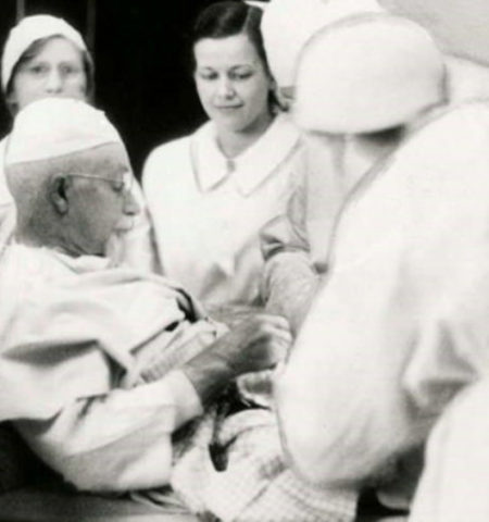 Picture 10 Scientists Who Experimented on Themselves