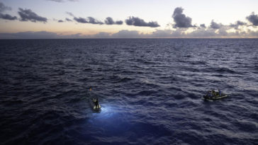 plastic at the bottom of mariana trench