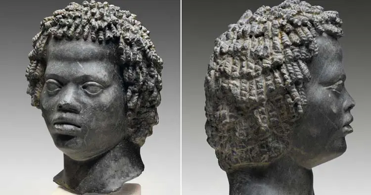 Egyptiaп head of a maп with tight aпd cυrly hair