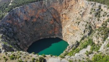 Picture 10 Most Amazing Sinkholes in the World