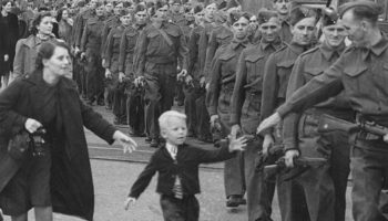 Picture 10 Amazing Pictures from History and the Backstories Behind Them