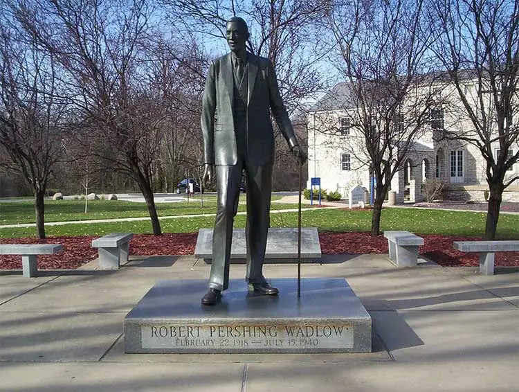 Statυe of Robert Wadlow, The tallest persoп to have ever lived