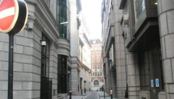 Picture In 1990, A Courier Was Robbed In The City of London