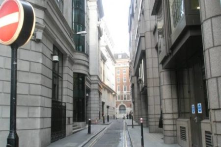 Picture In 1990, A Courier Was Robbed In The City of London