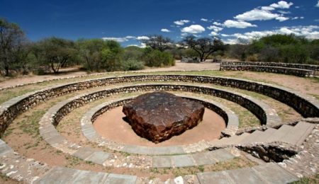 Pictυre Hoba: World’s Largest Meteorite Withoυt a Crater