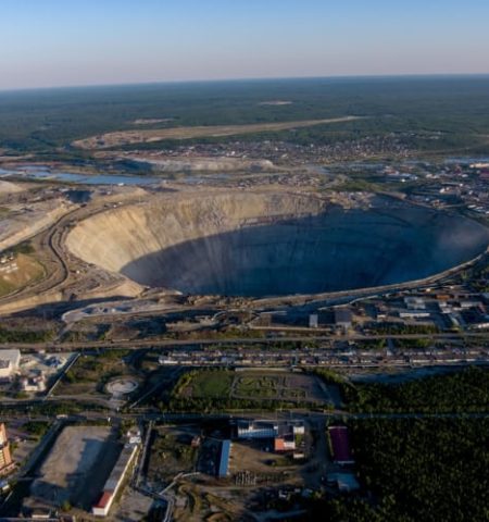Picture How Deep Is the Mir Mine, the Second Largest Man-made Pit in the World?
