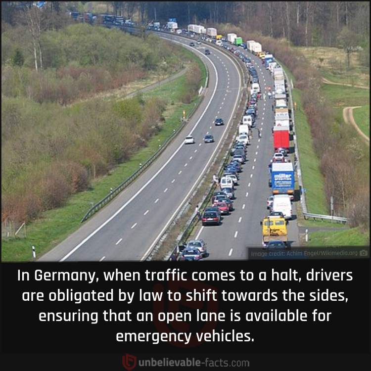 German Law Requires Drivers to Clear Lanes for Emergency Vehicles