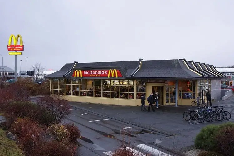 Reštaurácia McDonald's sa nachádza na ostrove Suðurlandsbraut na Islande