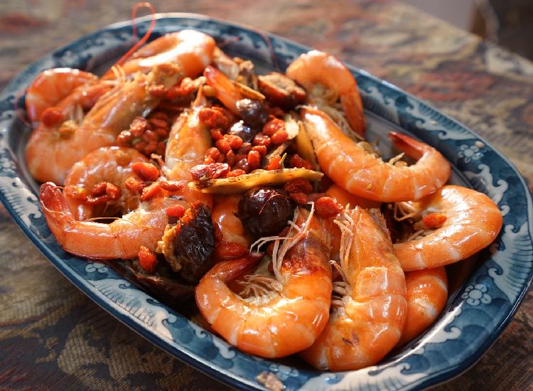 Shrimp are drowned and marinated in an alcohol-based sauce