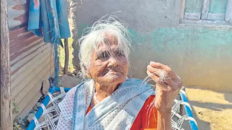 A woman from buldhana losing her hair in clumps.